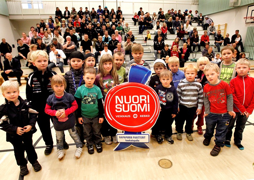 G-junnut ja luistelukoulu portertissa Sinetin kanssa